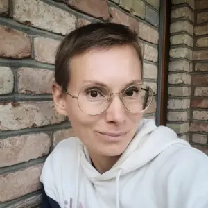 Hallo, ich bin Andrea, deine Expertin für vegane Hundeernährung